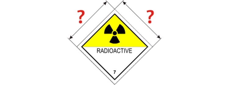 52. Какого размера должны быть большие знаки опасности, которые прикрепляются к транспортному средству, перевозящему радиоактивные материалы?